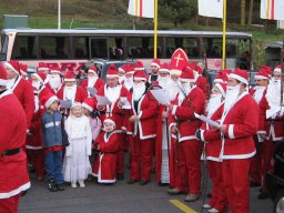 100 Weihnachtsmänner